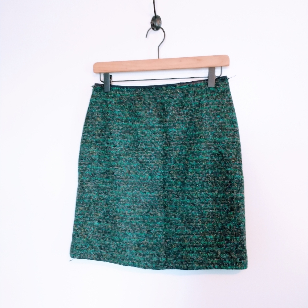 Ann Taylor green thick mini skirt, high rise with side zipper size 2, has mild w
